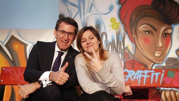 El presidente de la Xunta y la DJ Marta Fierro, durante el acto del Gaiás