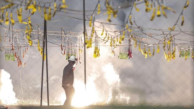 Vídeo: la Pirotecnia Alicantina asombra a Valencia con una mascletà de corte clásico