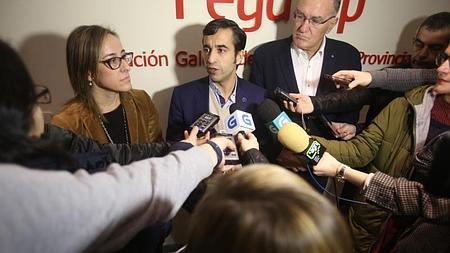 Rey Varela atiende a los medios en presencia de Vázquez y García