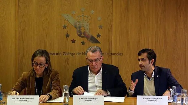 Ethel Vázquez, Alfredo García y Rey Varela, este miércoles durante una reunión en la Fegamp