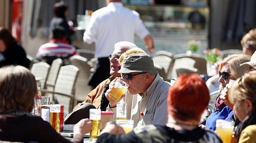 Imagen de unos turistas en una terraza de Valencia