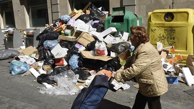 Los contenedores, desbordados por la basura en Málaga