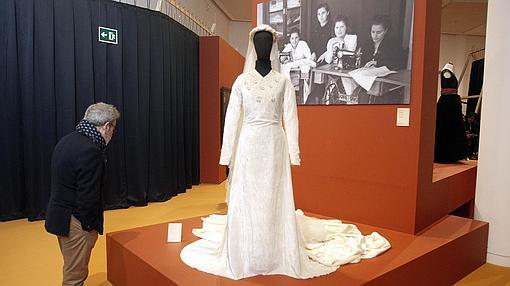 Al altar, de blanco. Vestido de novia con elementos clásicos de la época