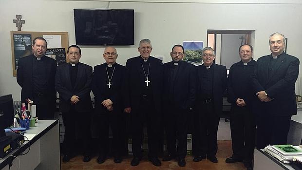 De izquierda a derecha, Juan Francisco Pacheco, José María Díaz Alejo, don Ángel Fernández Collado (obispo auxiliar), don Braulio Rodríguez Plaza (Arzobispo), Antonio López-Higueras, Juan Díaz-Bernardo, Juan García y don Francisco César García Magán (Provicario General).