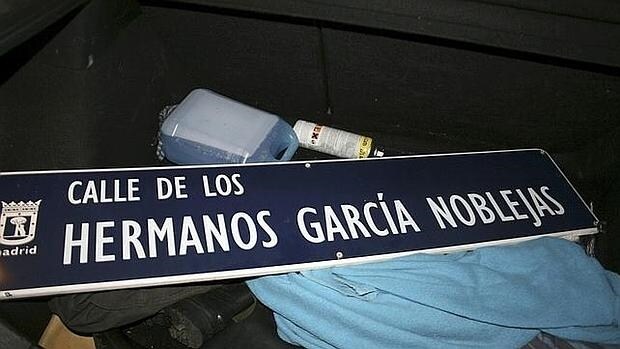 La placa fue robada por la asociación Foro por la Memoria en 2012 por ser un símbolo franquista