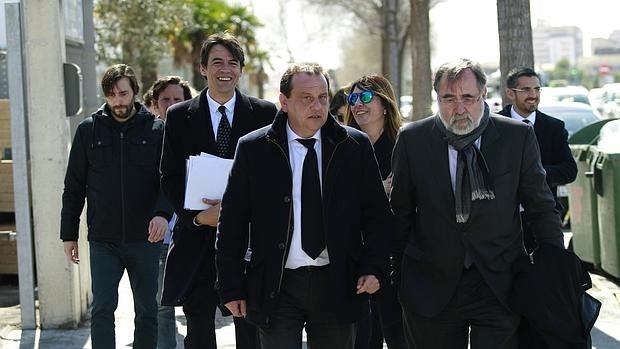 El fiscal Pedro Horrach junto a Jesús Bonet, abogado de Jesús Grau, durante un receso