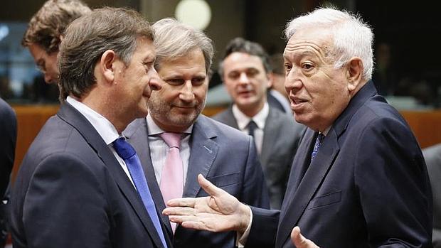 El ministro español de Asuntos Exteriores en funciones, José Manuel García-Margallo, charla con su homólogo esloveno, Karl Erjavec, y el comisario europeo de Política de Vecindad y Negociaciones para la Ampliación, Johannes Hahn