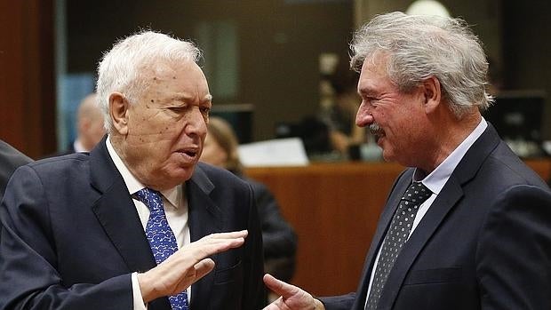 El ministro español de Asuntos Exteriores en funciones, José Manuel García-Margallo (i), charla con su homólogo luxemburgués, Jean Asselborn