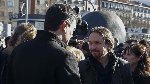 Sánchez e Iglesias se saludan durante un acto de homenaje a las víctimas del 11-M en Madrid