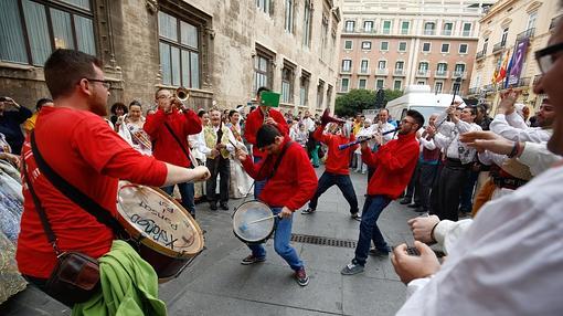 Imagen del ambiente el centro de Valencia durante las Fallas