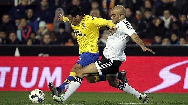 Abdennour disputa un balón a Willian José durante un partido del Valencia