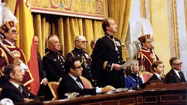 Don Juan Carlos, en la apertura solemne de la Legislatura en noviembre de 1982 con un Gobierno en funciones