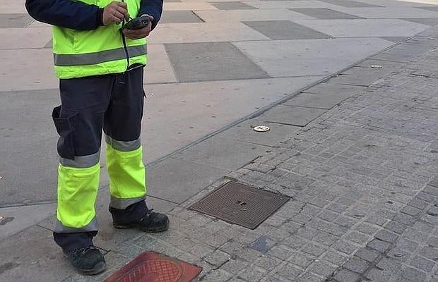 Un operario de Aigües de l'Horta informa en tiempo real de la resolución de una avería