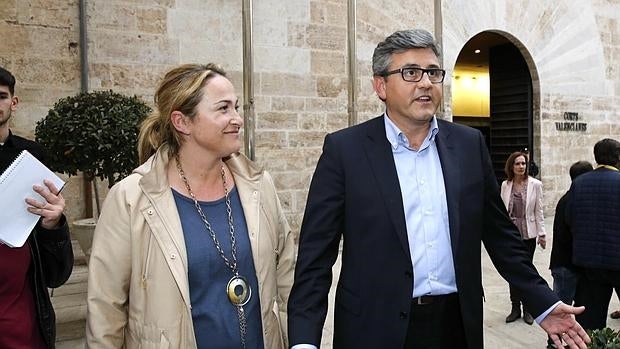 Los concejales Lourdes Bernal y Cristóbal Grau, a su salida de la reunión con Isabel Bonig