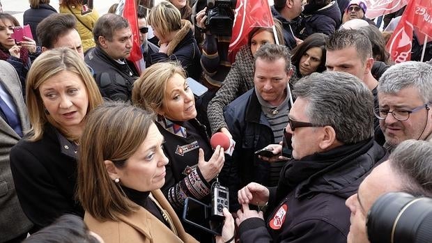 Representantes de los trabajadores de Lauki conversan a las puertas de las Cortes con las consejeras Del Olmo, Valdeón y Marcos