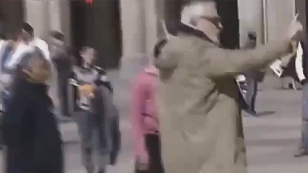 Escena del vídeo donde defiende a las mendigas mientras dice a los hinchas: «¡Eso no se hace!»