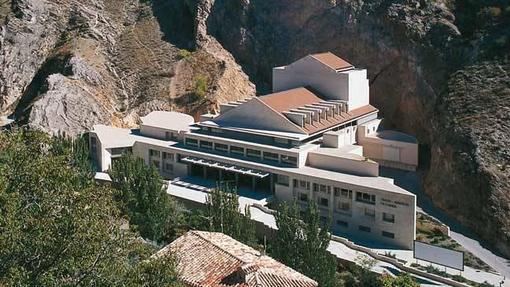 El edificio se levanta en la falda del Cerro del Socorro