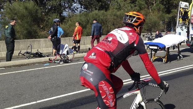 Efectivos de la Guardia Civil junto a varios ciclistas en el lugar del suceso