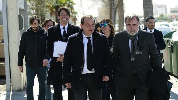 El fiscal Pedro Horrach (c) junto a Jesús Bonet (d), abogado de Jesús Grau