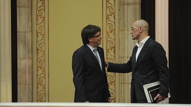 El consejero de Asuntos Interiores, Raül Romeva, habla con el presidente de la Generalitat