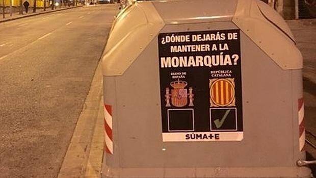 Uno de los carteles pegados en Cataluña por la asociación separatista y republicana Súmate