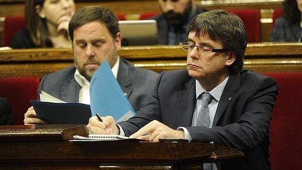 Carles Puigdemont, a la derecha de Oriol Junqueras
