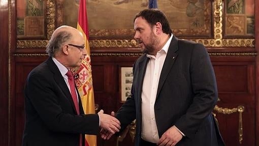 El ministro de Hacienda y Administraciones Públicas, Cristóbal Montoro (i), recibe al vicepresidente y conseller económico de la Generalitat, Oriol Junqueras