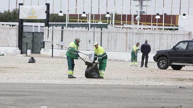 Operarios de la limpieza han recogido este viernes la basura generada por el macrobotellón