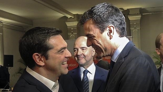 Fotografía facilitada por el PSOE de su secretario general, Pedro Sánchez (d), junto al primer ministro griego, Alexis Tsipras (i)