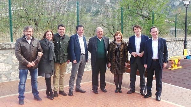 Varios alcaldes de la comarca de L'Alcoià-Comtat, con los dirigentes provincial y autonómico del PP.