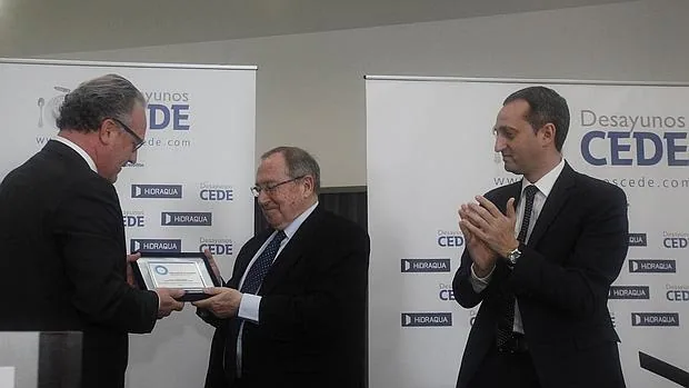 Bonet, recibe una placa del Círculo de Economía de Alicante, junto al presidente de la Diputación