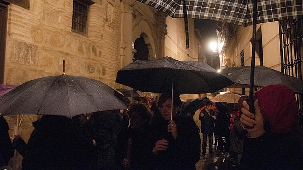 Fieles con paraguas a las puertas de la iglesia de las Santas Justa y Rufina