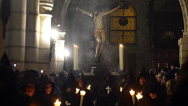 Procesión del silencio, celebrada en el interior de la iglesia de San Cosme y San Damián a causa del tiempo