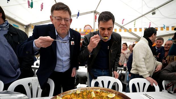 Puig y Sánchez prueban una paella durante la visita del líder del PSOE a Valencia