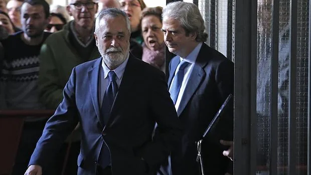 El expresidente andaluz José Antonio Griñán a su llegada a los juzgados de Sevilla el pasado 16 de marzo para declarar en el caso de los ERE.