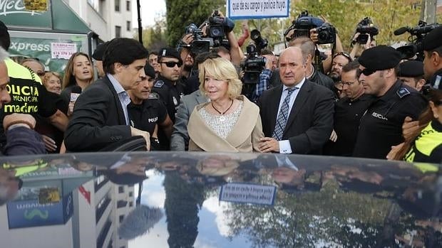 Beltrán Gutiérrez, junto a Esperanza Aguirre, en 2014