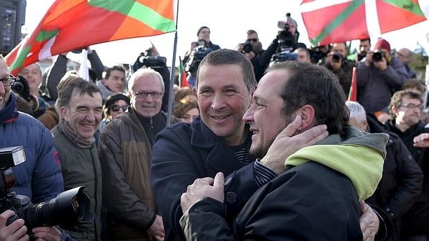 Otegi, junto al líder de la CUP, David Fernández, a su salida de la cárcel de Logroño el pasado 1 de marzo