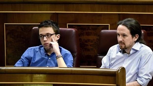 El líder de Podemos, Pablo Iglesias y el secretario político de Podemos, Íñigo Errejón, durante el primer pleno ordinario