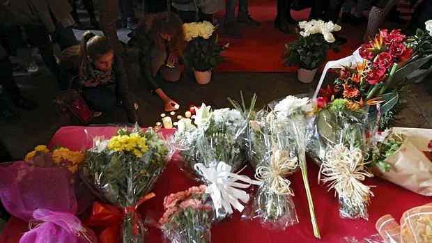 Flores y velas por las víctimas del accidente de autobús de Freginals