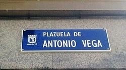 Placa de la plaza de Antonio Vega, en el barrio de Malasaña