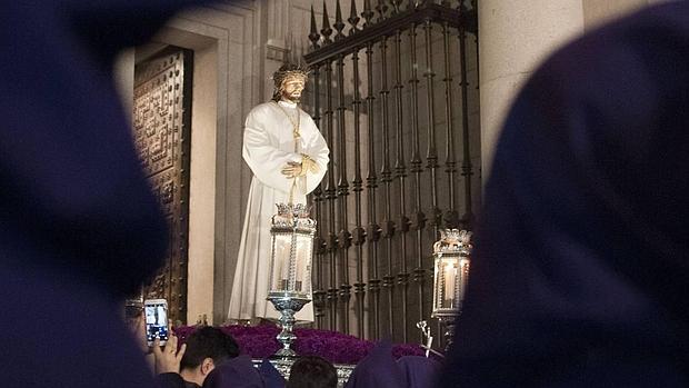 Cristo Nazareno Cautivo a las puertas de la catedral