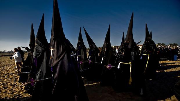 Imagen de la procesión en la playa de las Arenas