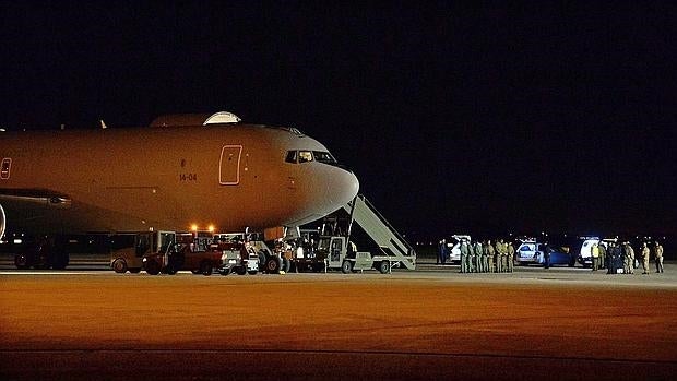 Los restos mortales de siete estudiantes italianas que perdieron la vida el domingo en el accidente de Tarragona, a su llegada al aeropuerto de Turín,