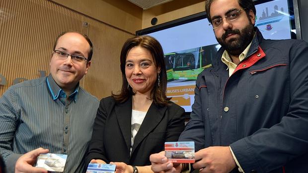 La alcaldesa de Ciudad Real, entre el concejal de Movilidad y el gerente de la empresa de autobuses