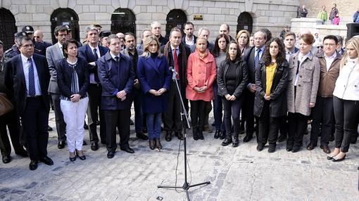 Autoridades guardan un minuto de silencio en la plaza del Ayuntamiento