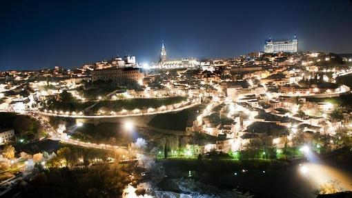 Vista nocturna de la ciudad de Toledo desde el Valle