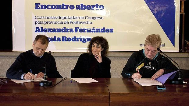 La portavoz de En Marea en el Congreso, Alexandra Fernandez (c), acompañada de Francisco Tritiño (i) y por Aurora Leídos (d)