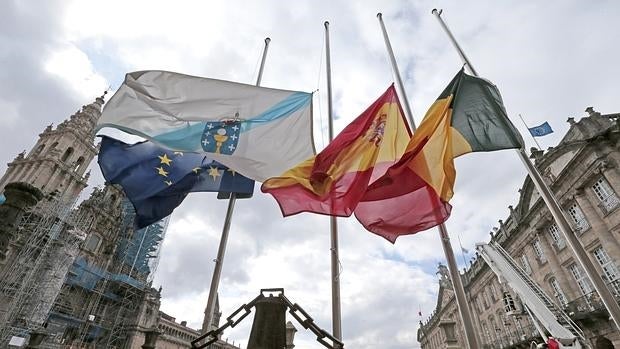 Banderas a media asta en la plaza del Obradoiro