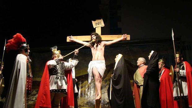 Al inicio de la crucifixión, Jesús bebe vinagre empapado en una esponja