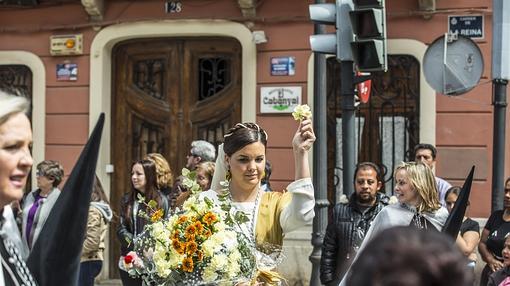 Imagen de la concejal socialista Sandra Gómez durante la procesión